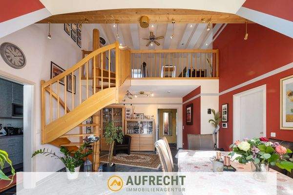 heller Wohn-/Essbereich mit Zugang zum Balkon