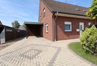 Einfahrt und Carport