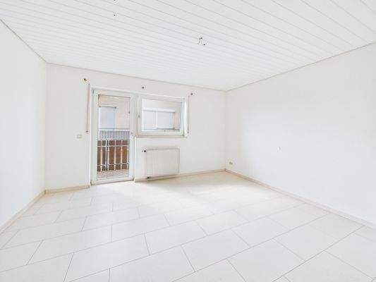 Schlafzimmer mit Balkon im Dachgeschoss