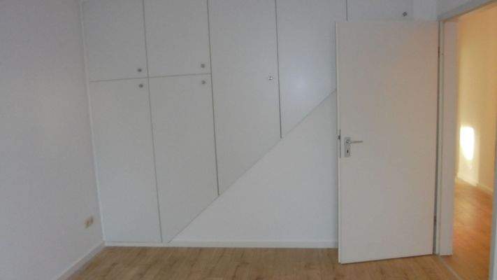 mit hellen Einbauschränken.