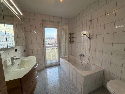 Bad im OG mit Ausgang auf dem Balkon