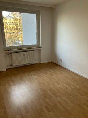 Helles Zimmer mit Fenster