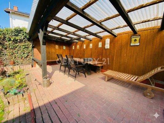 Überdachte Seitenterrasse