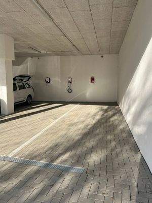 2 KFZ-Stellplätze linke Seite hintereinander