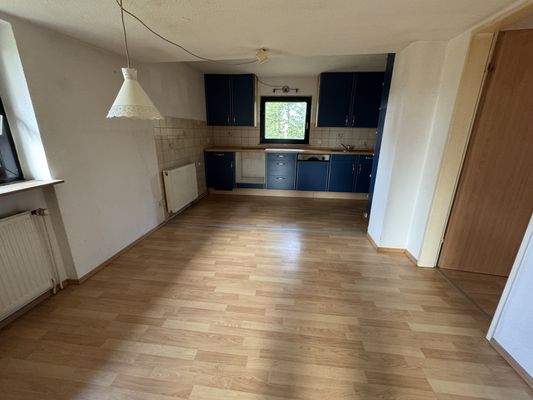 Wohnzimmer mit offener Küche