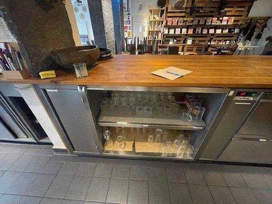 Blick von der hinteren Theke in den Gastraum.jpg