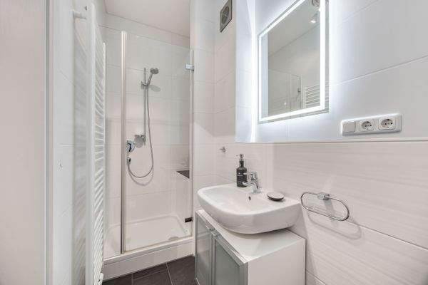 Praktisch ergänzt: eigenes Bad im Untergeschoss für Gäste oder Hobbybereich