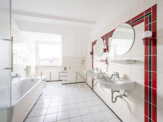 Badezimmer mit Dusche & Wanne