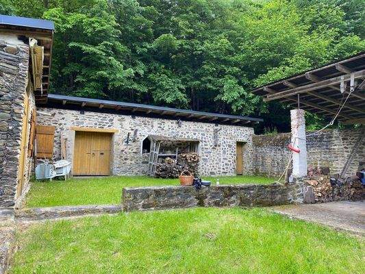 12 Blick auf den Pferdestall, ca. 5 Boxen Innen (1