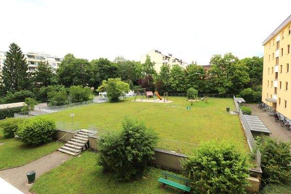 Grünfläche mit Spielplatz