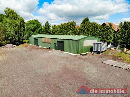 Großzügiger Zufahrtsbereich zur Lagerhalle