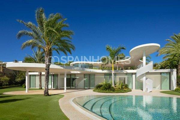 Detached Key-Ready House with a Swimming Pool in Casares