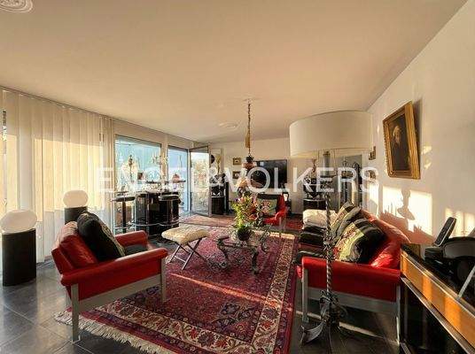 Wohnzimmer mit Sicht in Richtung Terrasse u. Wintergarten