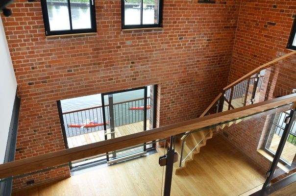 Blick von der Galerieebene in den Essbereich