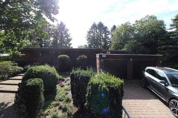 1 - Ansicht von der Zufahrt