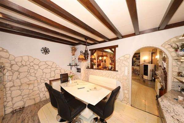 Küche mit Einbauküche