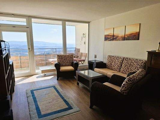 Wohnraum mit Balkonzugang