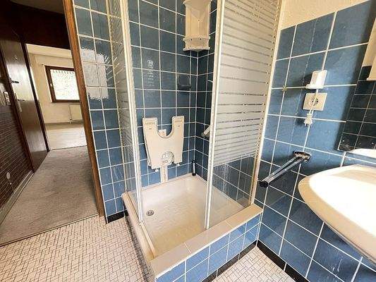 Badezimmer mit Wanne und Dusche