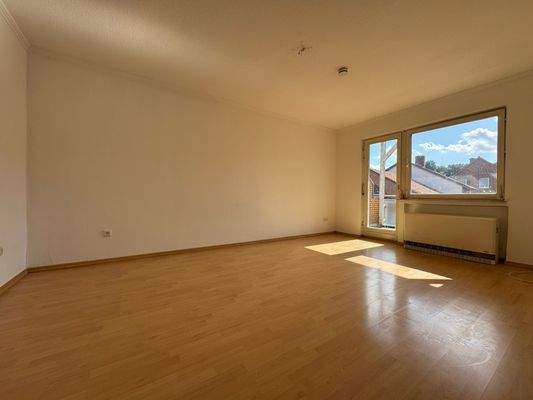 Wohnzimmer mit Balkonzugang