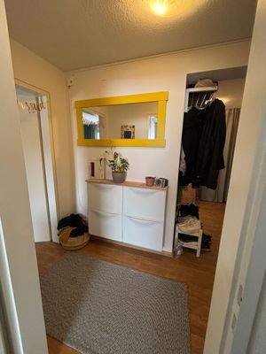 Flur mit Spiegel und Kommode