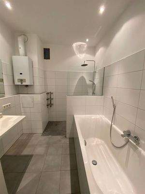 mit Badewanne und Dusche