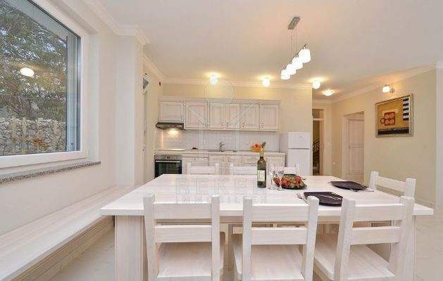 Esstisch für mindestens 7 Personen