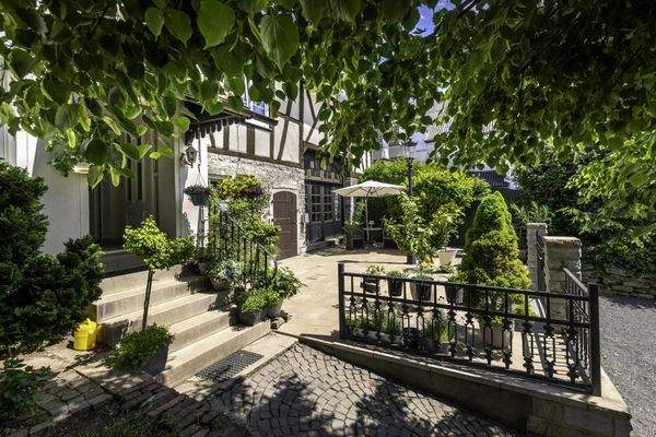 Eingang & Sonnenterrasse