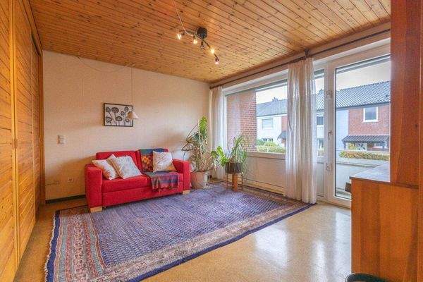 Schlafzimmer mit Zugang zum überdachten Balkon