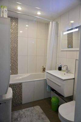 Modernes Badezimmer mit cleverer Raumnutzung