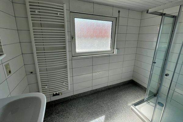 Bad mit Dusche und Handtuchheizkörper