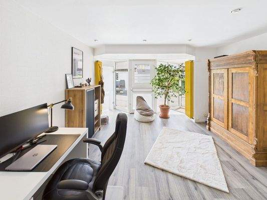 lichtdurchflutetes Büro