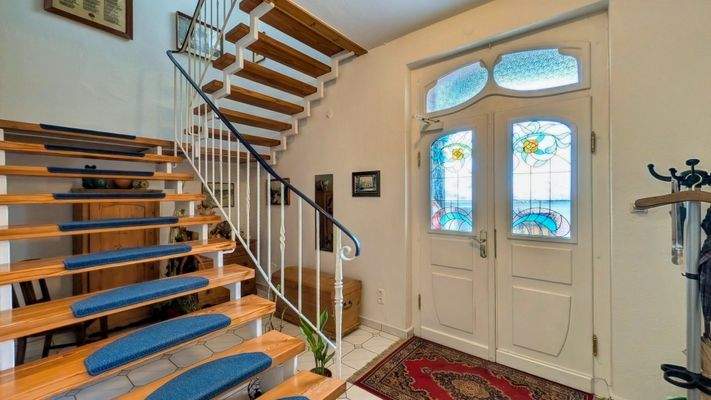 Treppenhaus und Eingangstür EG