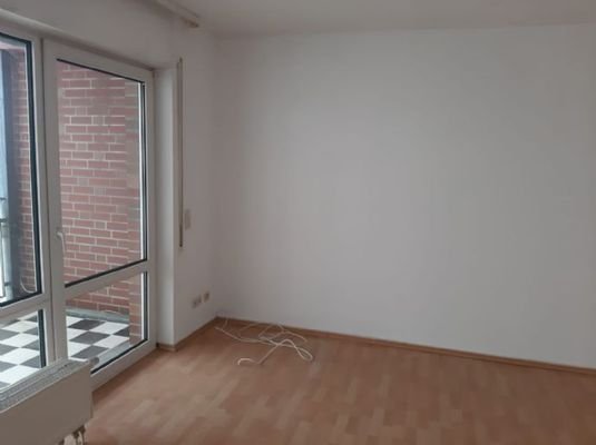 Wohnzimmer mit Zugang zum Balkon