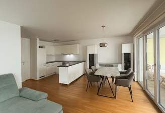 Wohnzimmer mit Balkon.png