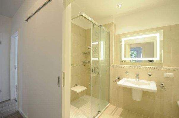 begehbare, große Dusche mit Sitz