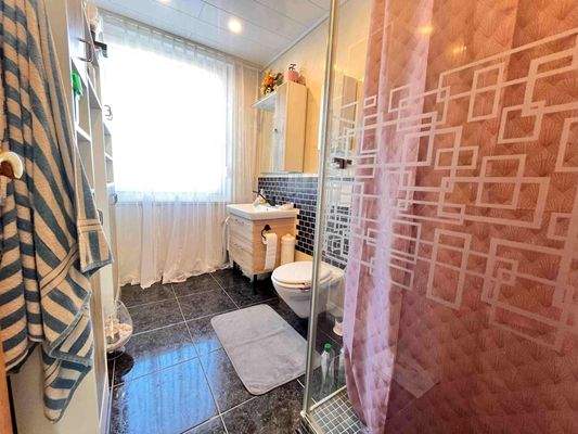 Badezimmer mit Dusche