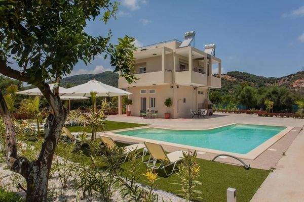 Kreta, Episkopi: Haus mit 2 Wohnungen, Bio-Obstplantage und Bergblick zu verkaufen