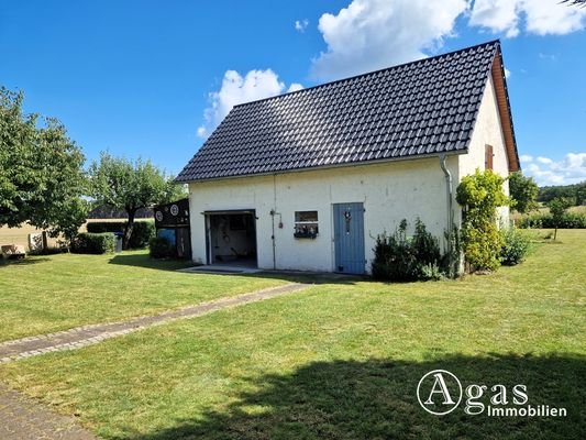 Nebengebäude mit Garage