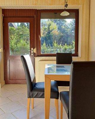 Essplatz in der Küche mit Gartenzugang