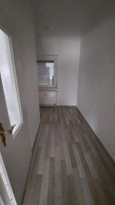Langer Flur mit Fenster