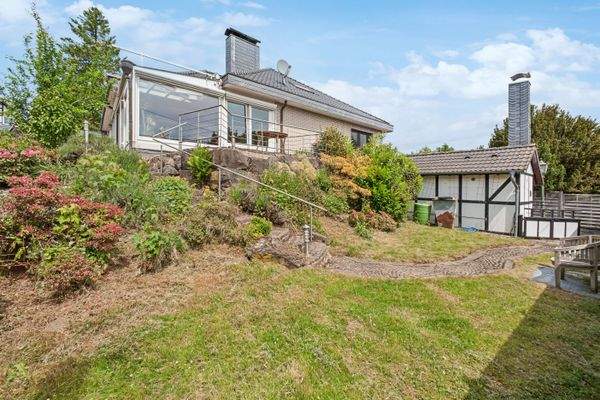 Garten mit Hausrückansicht