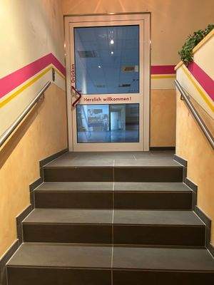 4 Aufgang Eingang Verkaufsraum.JPG
