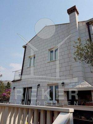 Die Villa ist im tradtionellen Stil gehalten und bietet eine landestypische Sommerküche/grill.