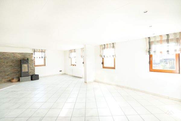 Heller Wohn-Essbereich mit Kamin-2