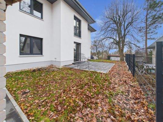 Blick Garten vom Schuppen aus