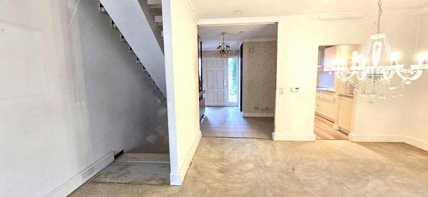Blick vom Wohnzimmer zum Eingangsbereich
