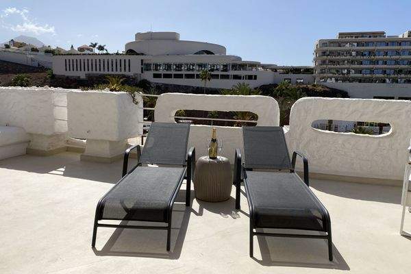 Komplett renovierte Zweizimmerwohnung mit großer Terrasse und Blick in Playa Paraiso