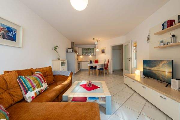 Das geräumige Wohnzimmer