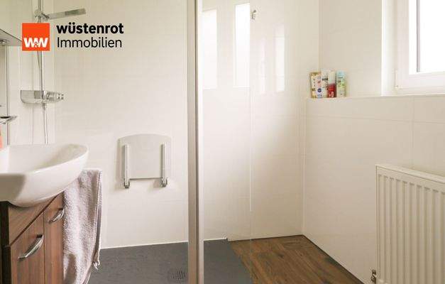 Tageslichtbad m. begehbarer Dusche DG