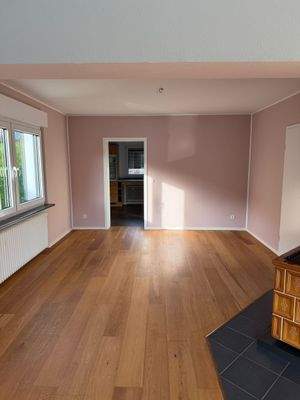 Helle Wohnfläche mit Holzboden
